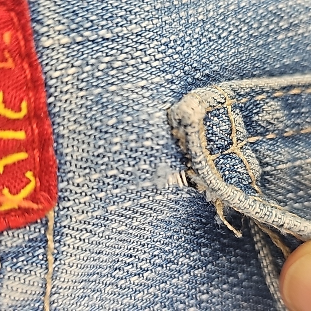 Tilt Low Rise Frayed Cuff Hem Jean Shorts Size: 7 - Picture 7 of 7
